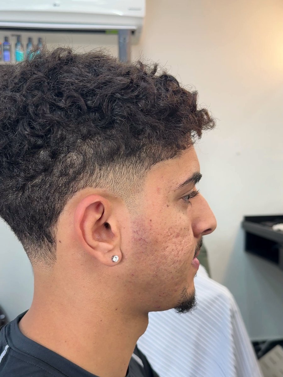 Cabelo cacheado com degradê baixo feito na Eduardo Barbearia