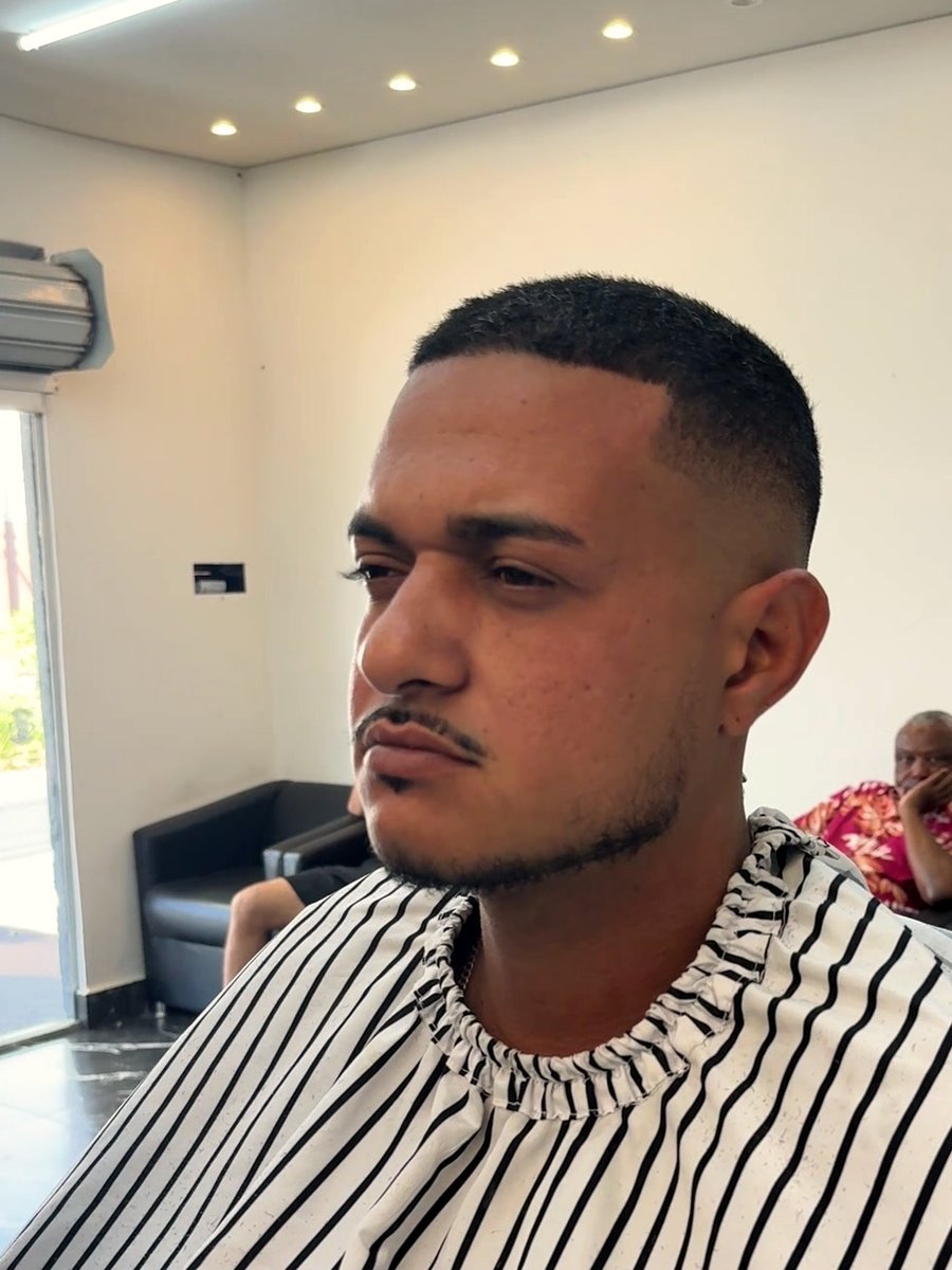 Degradê com barba desenhada feito na Eduardo Barbearia