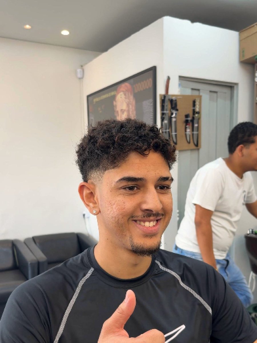 Cliente aprovando com joinha o corte feito na Eduardo Barbearia